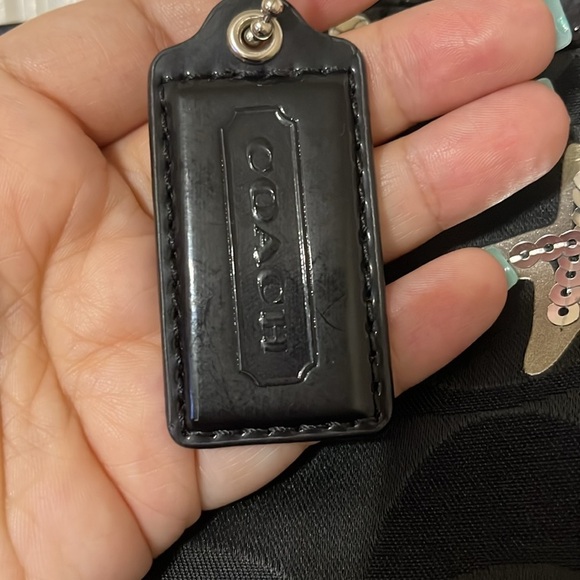 Coach Daisy Pop Optic Tote Bag
H1176 F17587 Black Signature
Appliqué - Picture 9 of 16